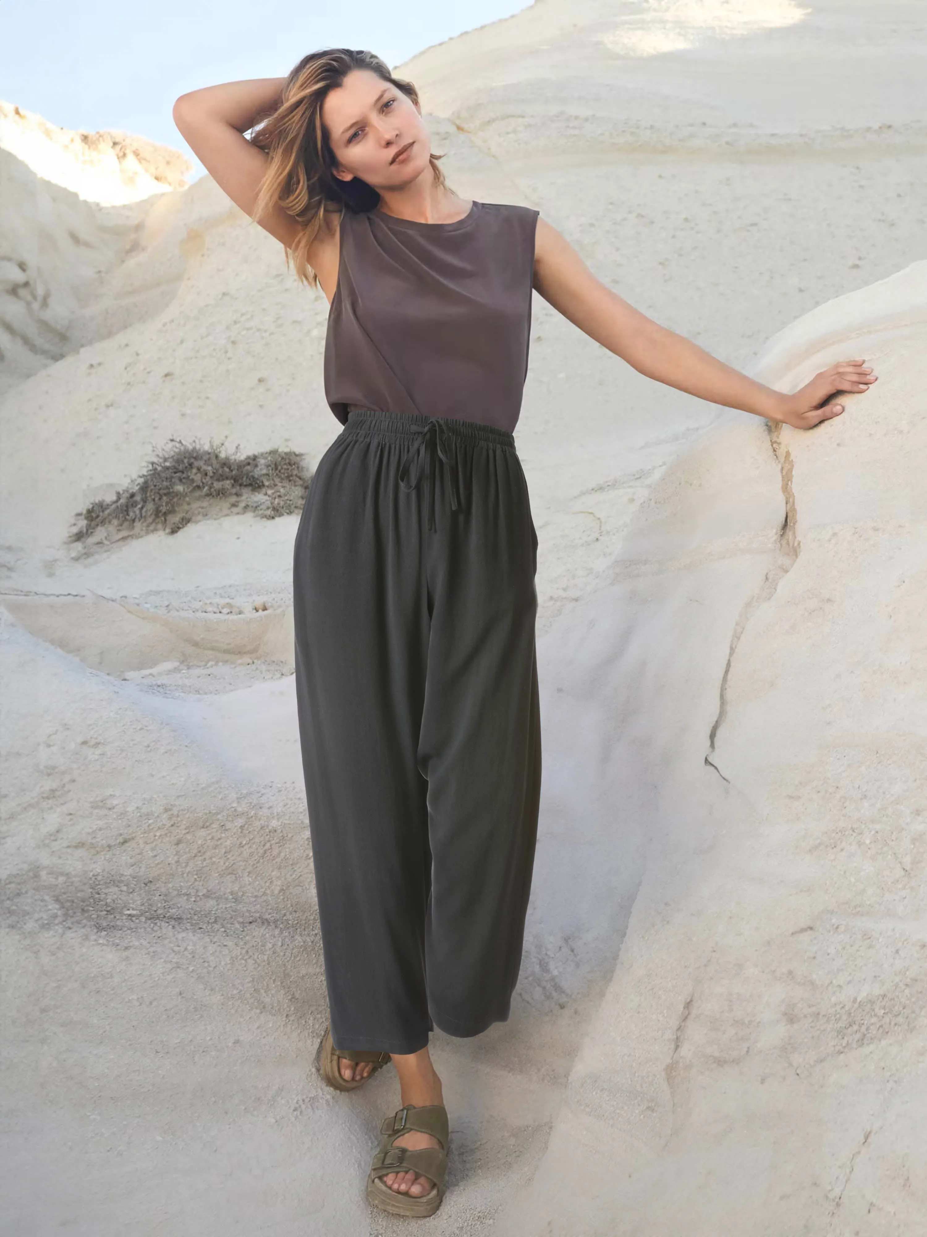 Womens Premium Capri Linen Pants Relaxed Fit Elastic Waist Cropped Trousers with Pockets